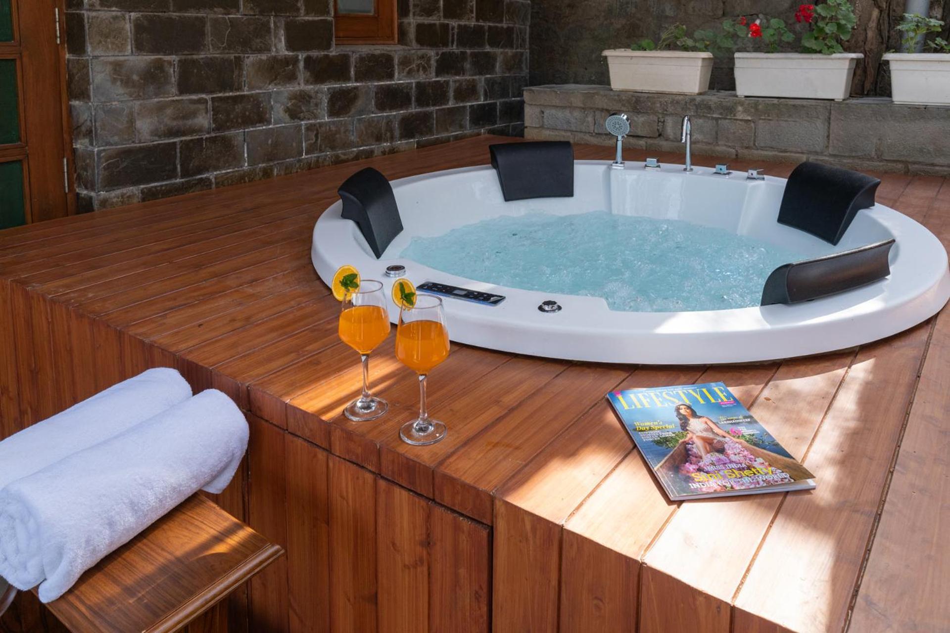 Stayvista At Floradale W Jacuzzi & Wood-Fire Pizza Kasauli Exterior foto