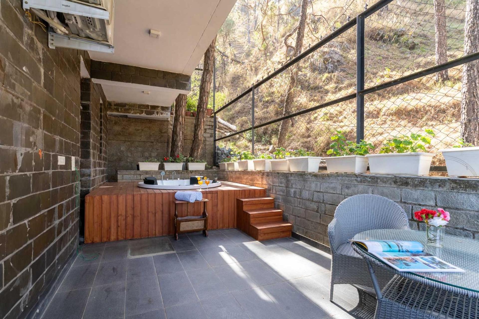 Stayvista At Floradale W Jacuzzi & Wood-Fire Pizza Kasauli Exterior foto